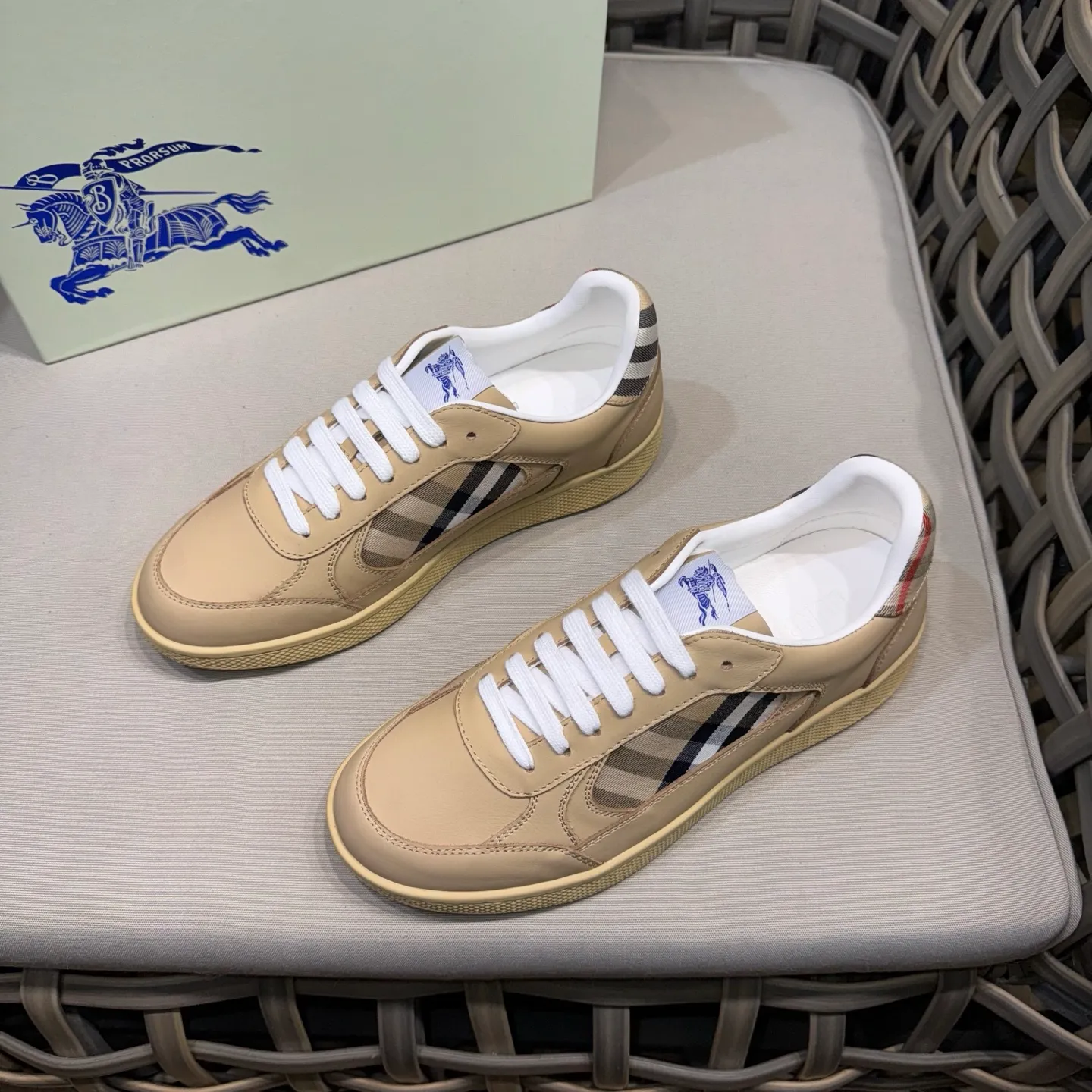 [Burberry] Top P: 680💰Size: 38-44 (45.46 custom-made) Burberry official website synchronized men's classic low-top sneakers | Made of original first-layer cowhide | Decorated with renewed brand logo | First-layer cowhide lining | Heel decorated with Burberry letter embossed logo | Original TPU outsole.